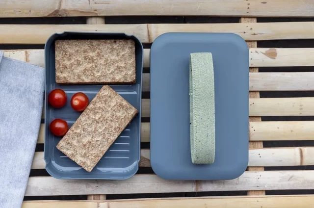 Donkergrijze lunchbox met elastische band