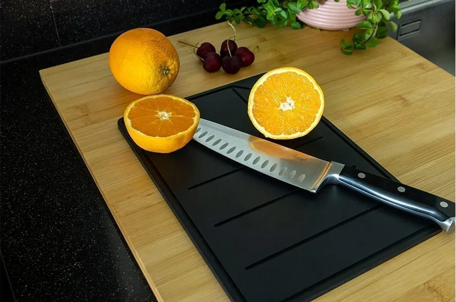 Snijplank van geperst papier met gefreesde lijnen