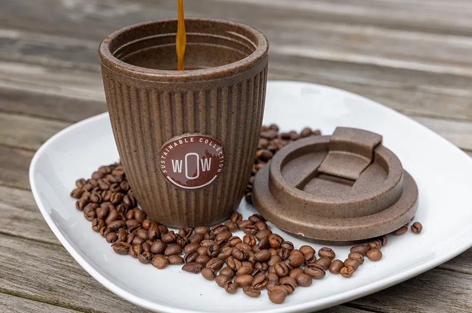 Koffiebeker met ribbels en draaibare dop