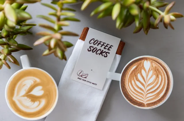 Sokken in koffiekleur van koffiegaren