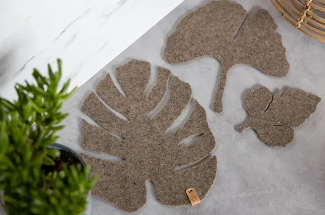 Drie bladvormige onderzetters van gerecycled wolvilt