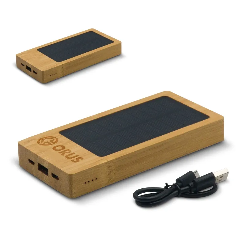 Bamboe powerbank met zonnepaneel en oplaadkabel