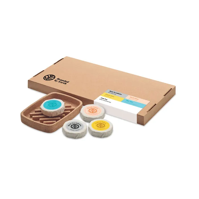 Geschenkset met vier verzorgingsproducten in een doos van gerecycled papier