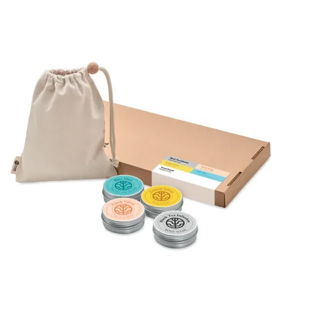 Reisgeschenkset met verzorgingsproducten in blik en een katoenen tasje