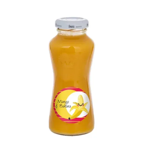 Glazen flesje met gele smoothie en bedrukt etiket