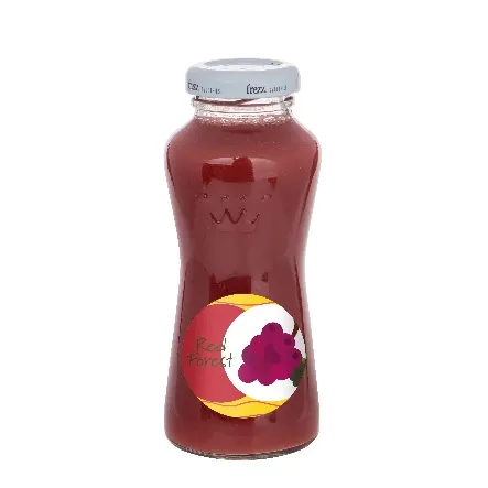 Glazen flesje met rode bosfruitsmoothie en bedrukt etiket