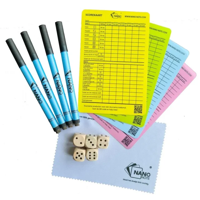 Yahtzee-set met scorekaarten, pennen en dobbelstenen