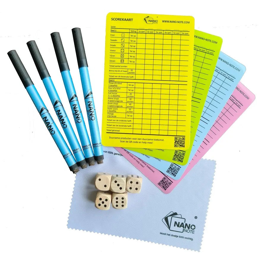 Yahtzee-set met scorekaarten, pennen en dobbelstenen
