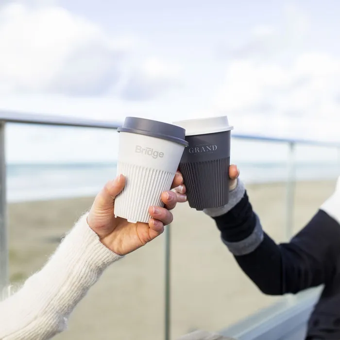 Stapelbare herbruikbare koffiebeker met deksel en ribbels