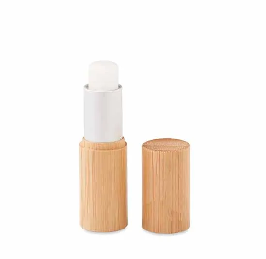 Lippenbalsem in een bamboe tube