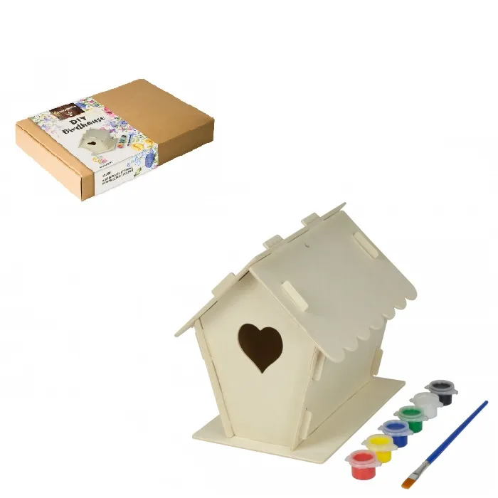 Kraftdoos met onderdelen van een DIY-vogelhuisje en verf