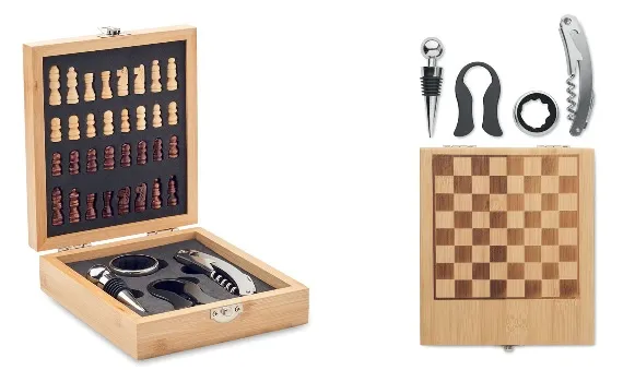 Bamboe geschenkkist met schaakbordpatroon en wijnaccessoires