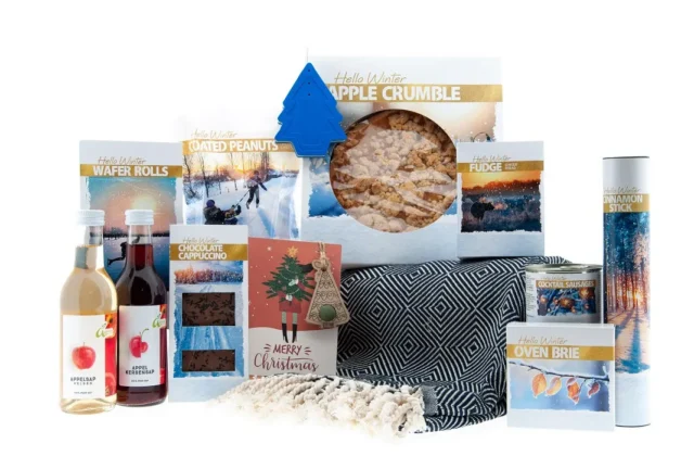 Feestelijke doos met kerstpakket Cozy Winter, kleed, taart en sap