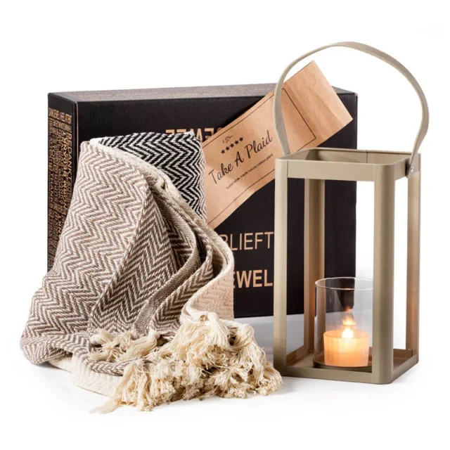 Geschenkdoos met beige plaid, geurkaars en metalen lantaarn