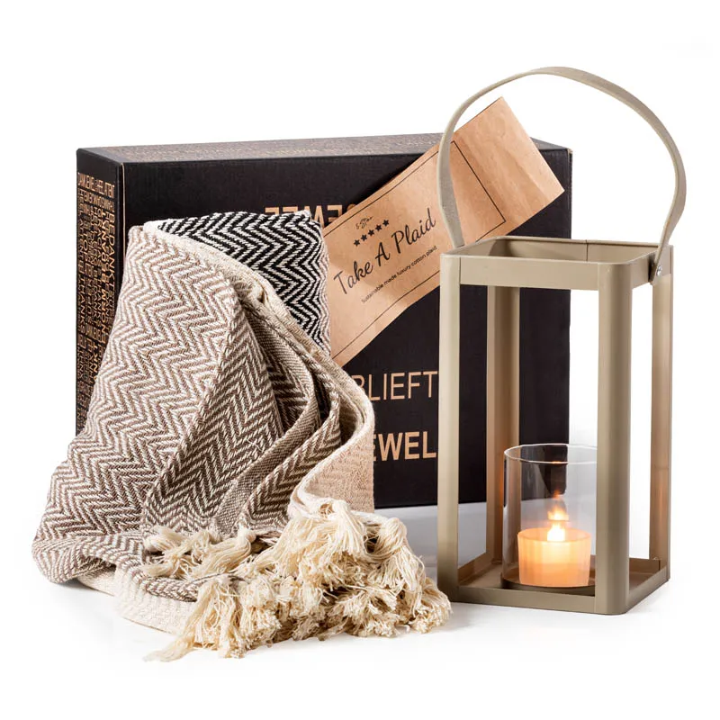 Geschenkdoos met beige plaid, geurkaars en metalen lantaarn