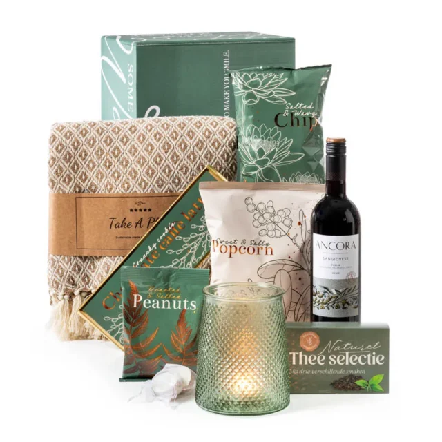 Geschenkdoos met beige plaid, groen windlicht en snacks