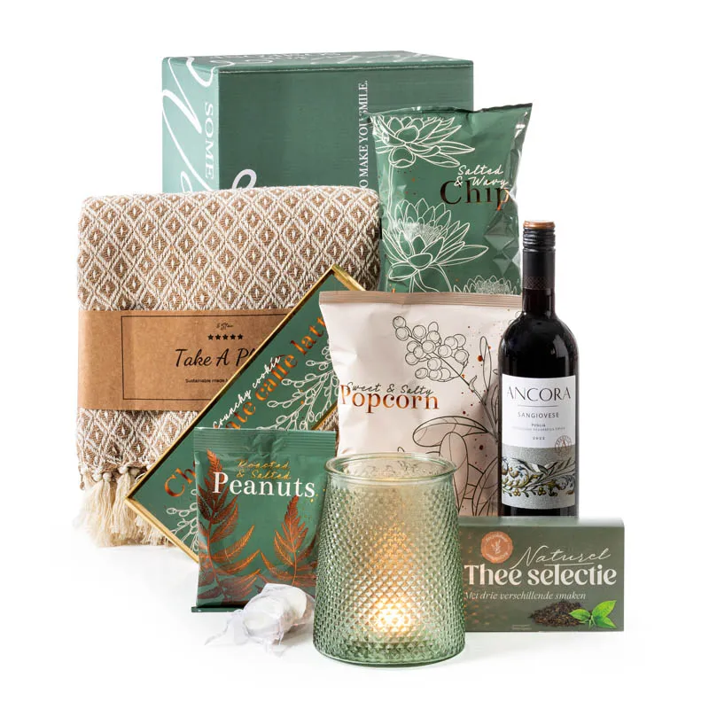 Geschenkdoos met beige plaid, groen windlicht en snacks