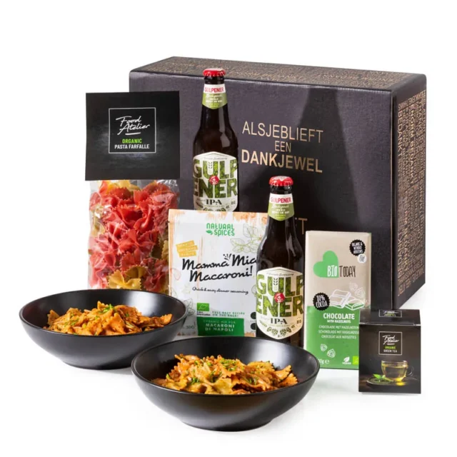 Geschenkdoos met biologische pasta, bier en twee zwarte borden