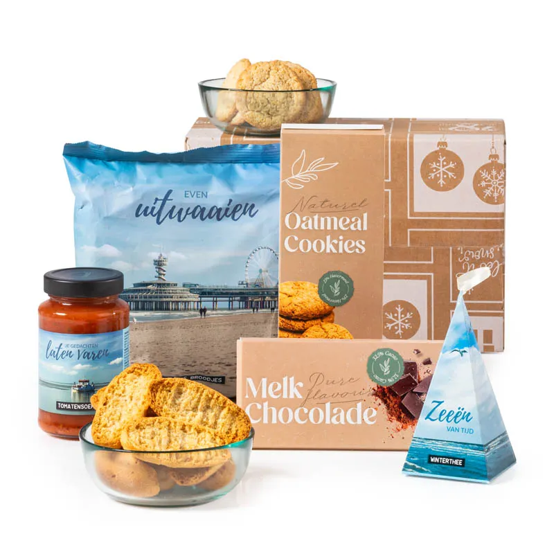 Geschenkdoos met glazen serveerschalen, soep en koekjes