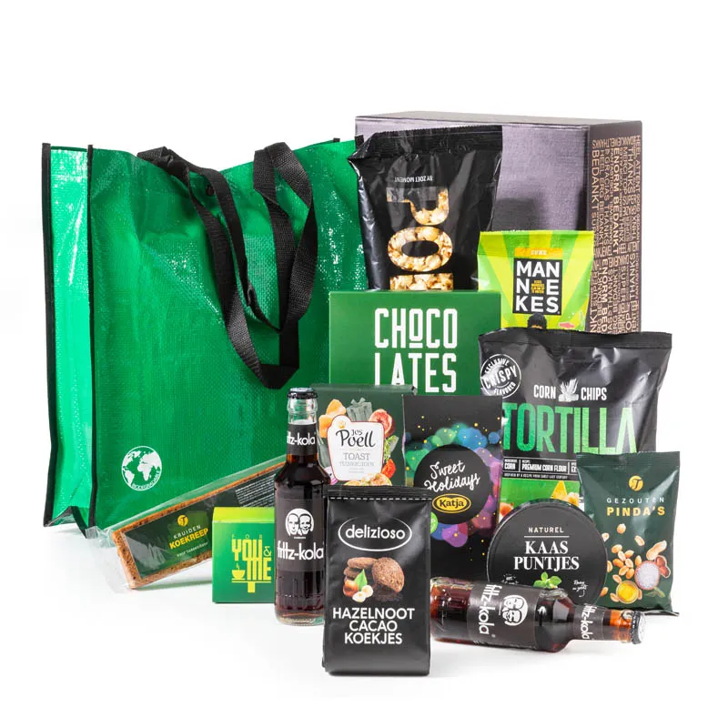 Geschenkdoos met groene shoppertas en diverse snacks