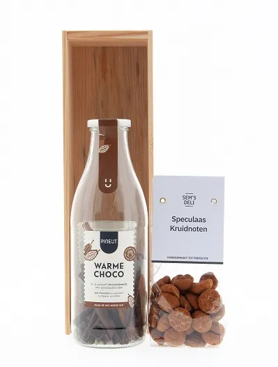 Houten wijnkist met warme chocolademelk en speculaas kruidnoten