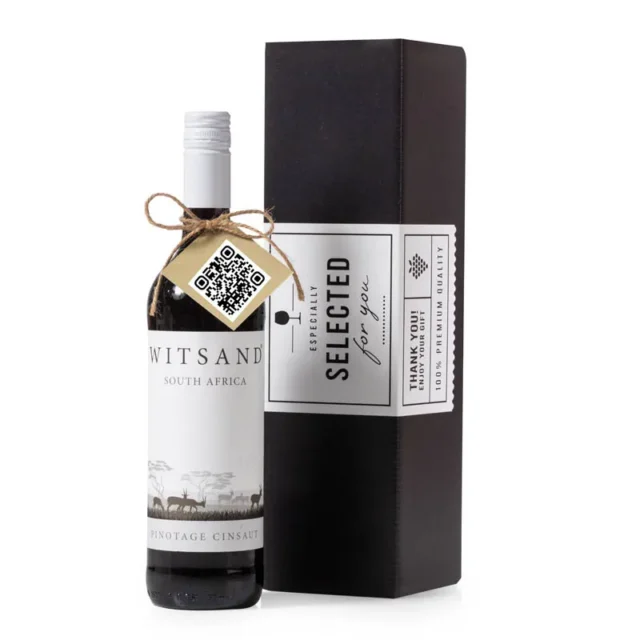 Kartonnen geschenkverpakking met giftcard en fles witte wijn