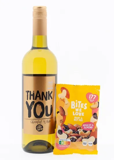 Kerstdoos met fles witte wijn en Biteswelove nootjes