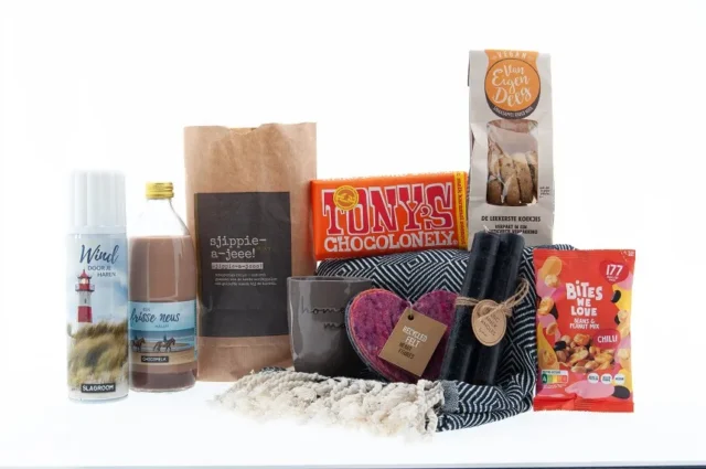Kerstpakket met kleed, mok, kaarsen en lekkers voor thuiswerken