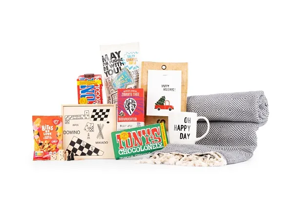 Kerstpakket met kleed, mok, kweektuintje en houten spelletjesbox