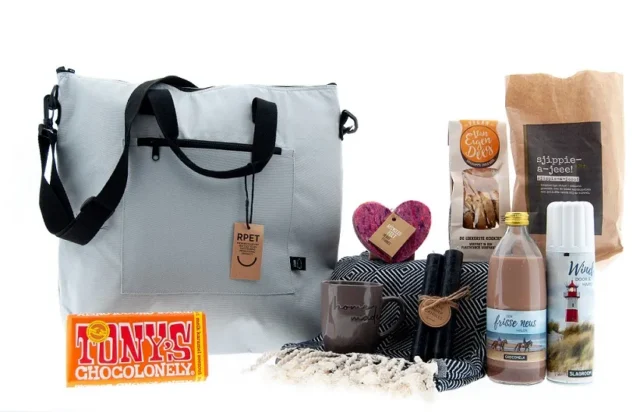 Kerstpakket met koeltas van RPET, kleed, mok en kaarsen