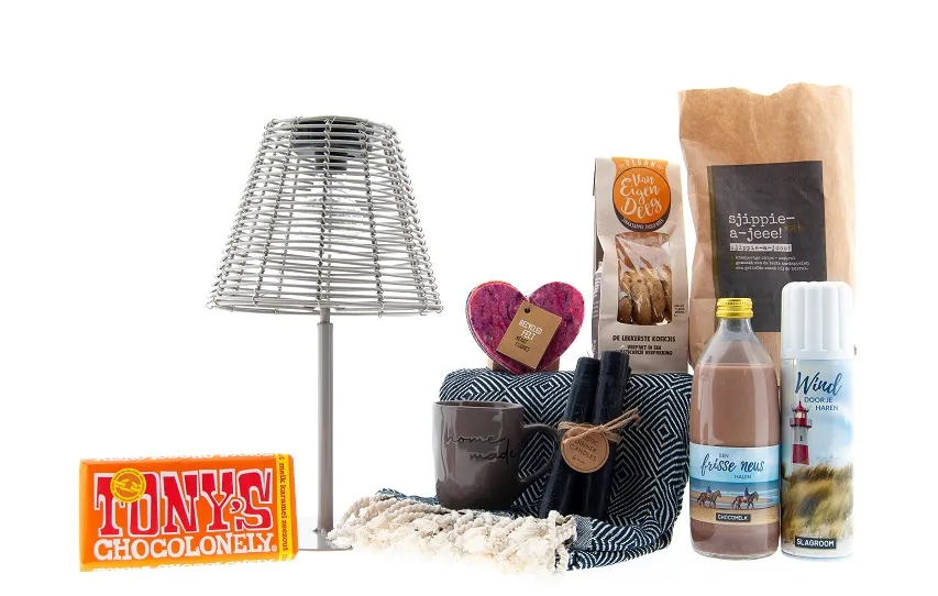 Kerstpakket met solar tafellamp, kleed, mok en kaarsen