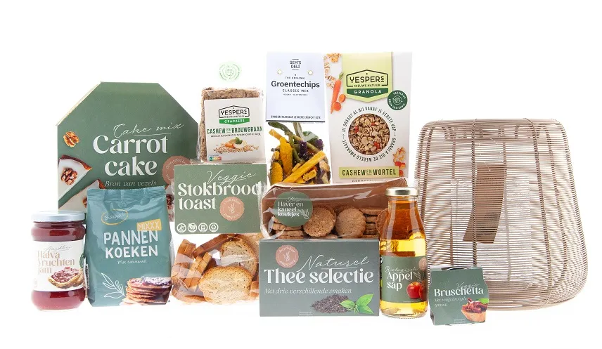 Kerstpakket met taupe metalen lantaarn en foodproducten in doos