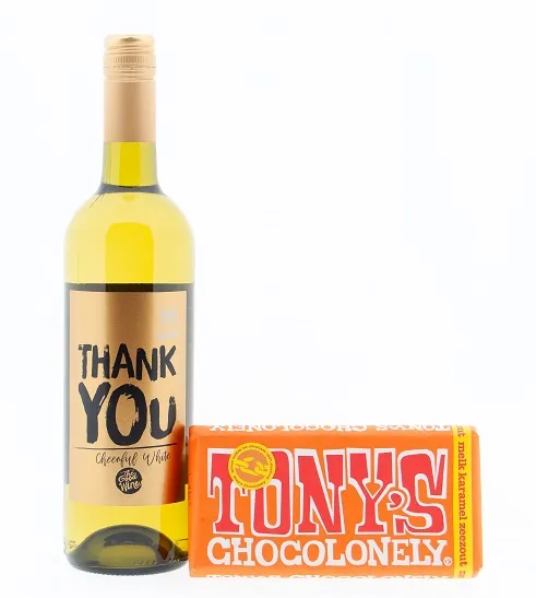 Wijndoos met fles wijn en Tony's Chocolonely reep caramel zeezout