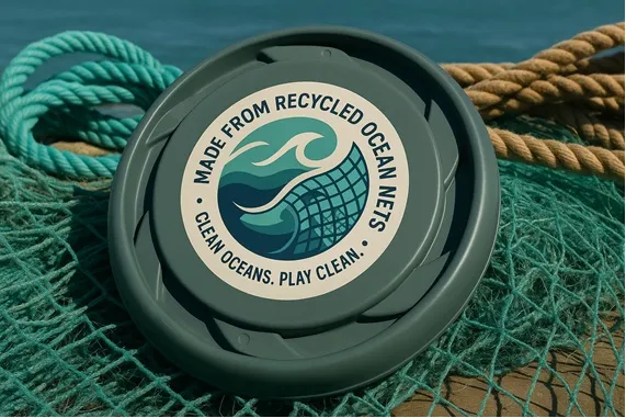Groen-grijze frisbee van gerecyclede visnetten