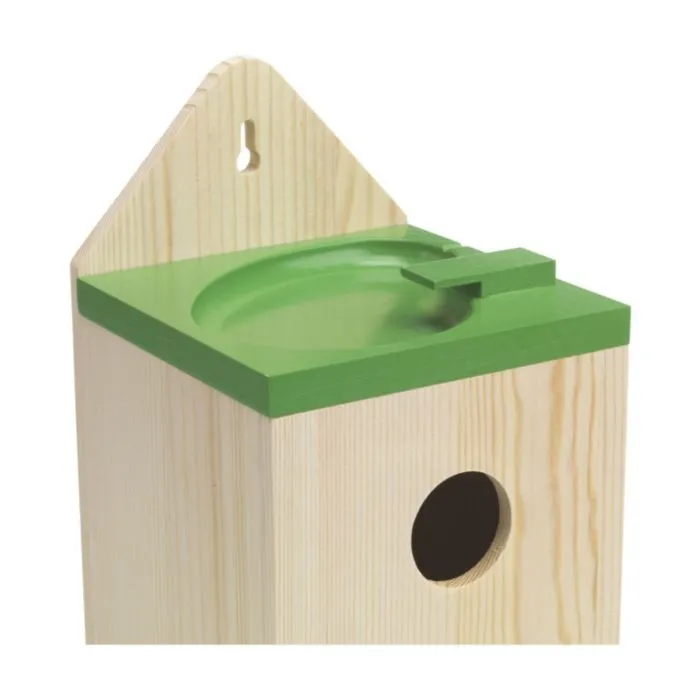 Houten nestkastje met groen dak en vogelbadje